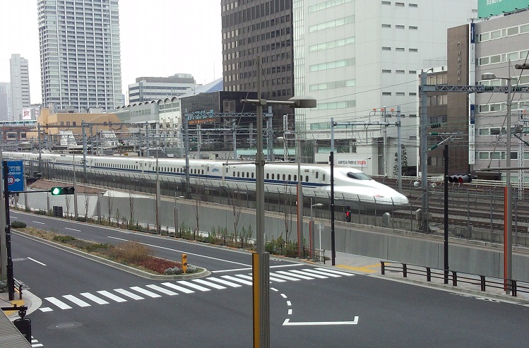 東京～新横浜は低速走行する新幹線