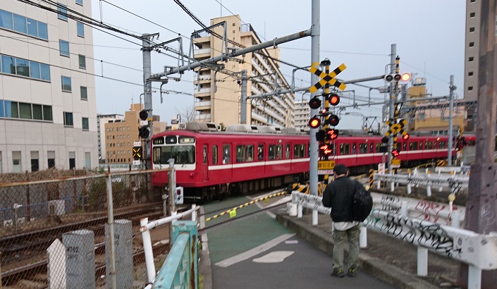 踏切の一時停止は「自転車」も義務! しないとどうなる? たくみろぐ