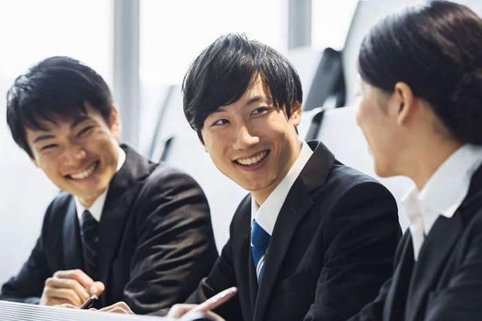 川崎重工業の新卒採用で内定獲得を目指す大学生