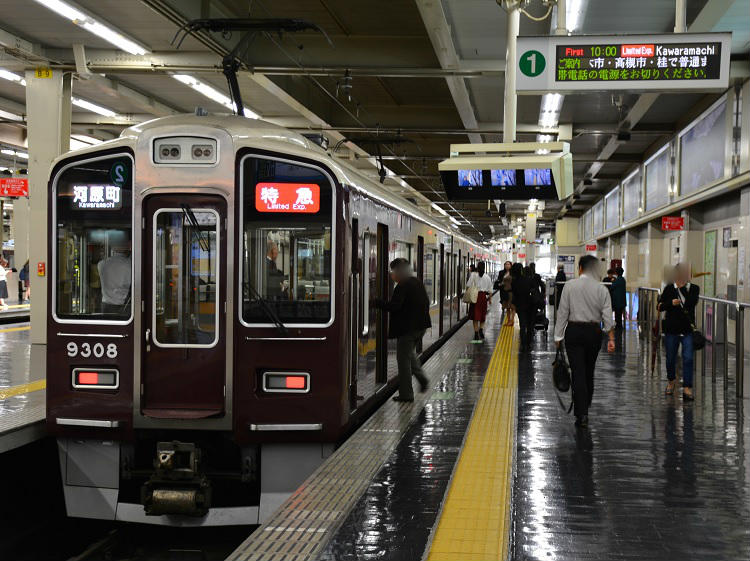 夕方の混雑する阪急京都線