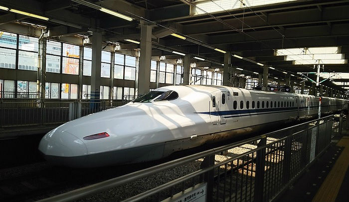 熱海駅で減速する新幹線