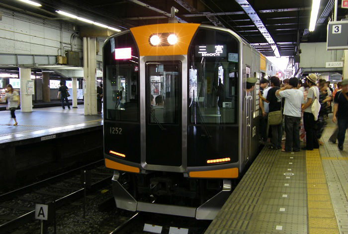 混雑する阪神本線