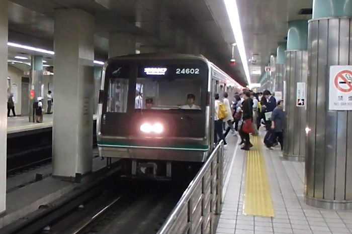 朝ラッシュで混雑する大阪地下鉄中央線