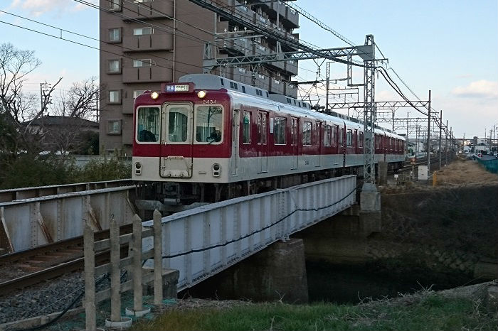 関西本線と並行する近鉄名古屋線