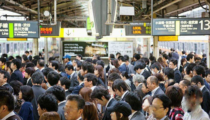 新宿駅の通勤ラッシュ 混雑のピークの時間帯は8時半と18時 T Log