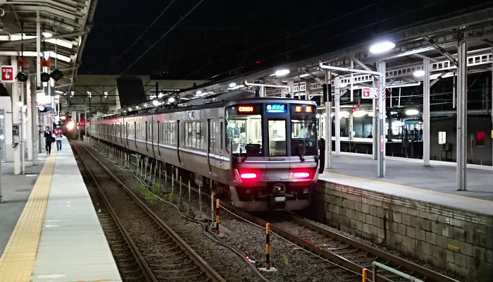 夜の帰宅ラッシュのJR京都線